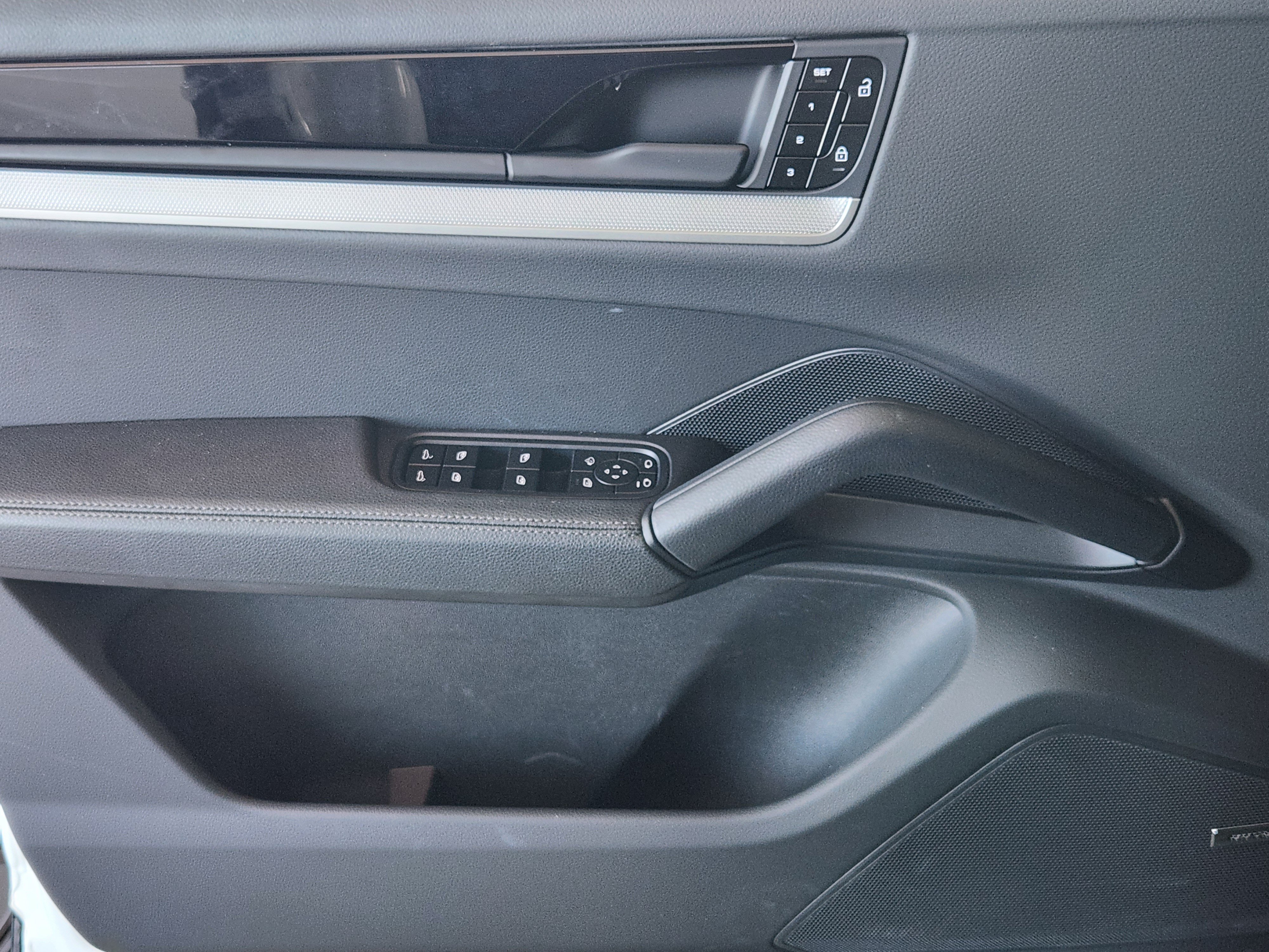 Certified 2026 Porsche Cayenne AWD/4WD image 25