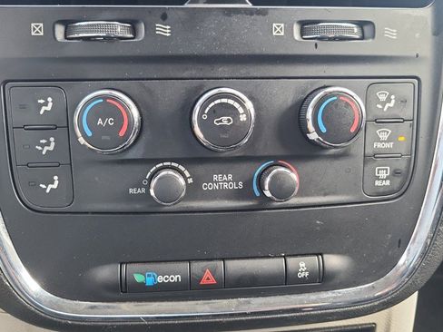 Used 2019 Dodge Grand Caravan SE FWD image 24