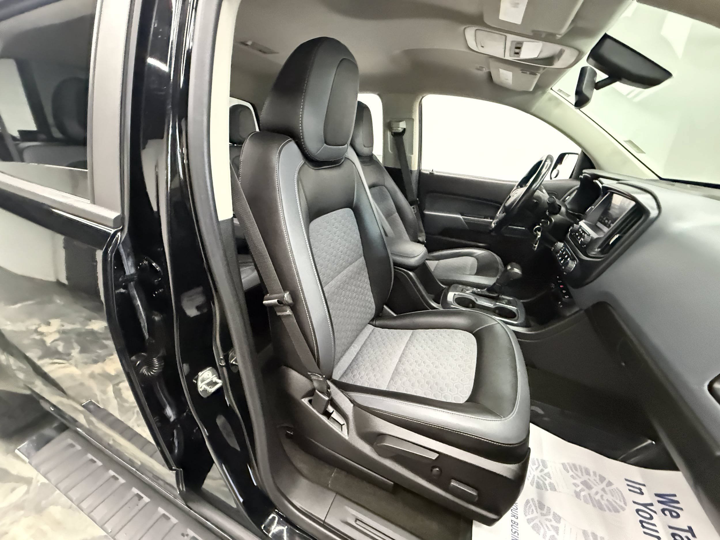 Used 2017 Chevrolet Colorado Z71 AWD/4WD image 23