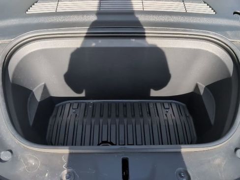 Used 2022 Tesla Model Y Long Range image 25