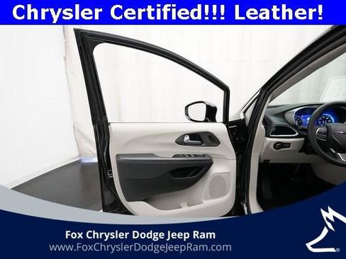 Certified 2024 Chrysler Pacifica Touring-L image 28