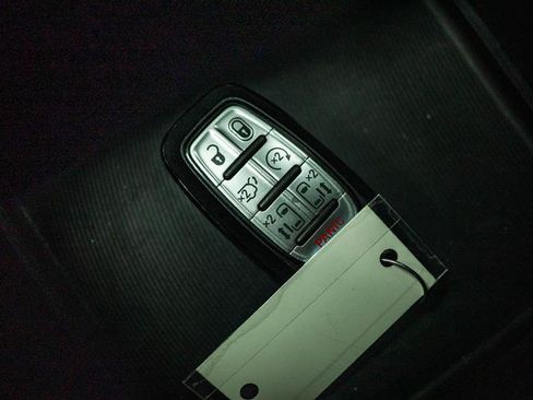 Used 2025 Chrysler Pacifica Select FWD image 21