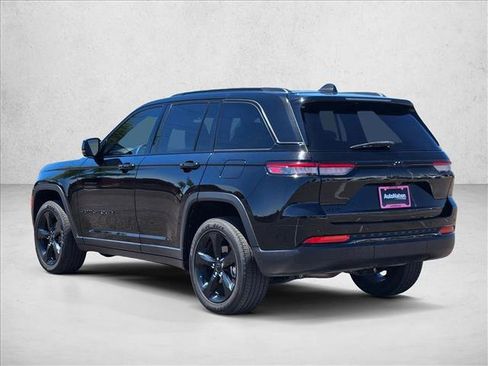 Used 2023 Jeep Grand Cherokee Altitude AWD/4WD image 7