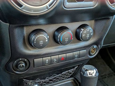 Used 2018 Jeep Wrangler Unlimited Sahara AWD/4WD image 16