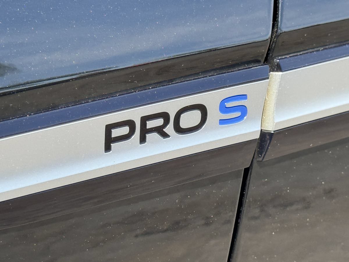 Used 2022 Volkswagen ID.4 Pro S w/ Gradient Package RWD image 4