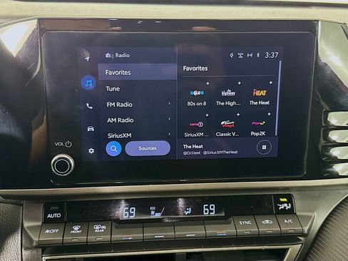 Used 2025 Toyota Camry SE image 17