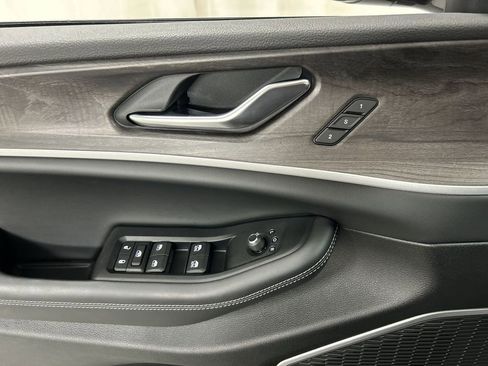 New 2025 Jeep Grand Cherokee Limited w/ Black Appearance Package AWD/4WD image 13