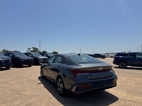 Used 2025 Hyundai Elantra SEL FWD image 17