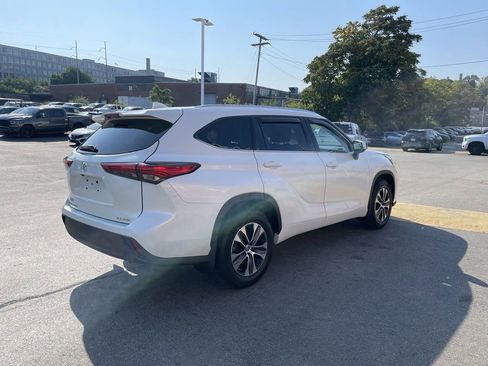 Used 2021 Toyota Highlander XLE AWD/4WD image 8