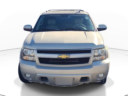Used 2014 Chevrolet Suburban LT image 2