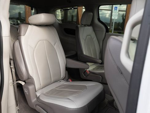 Used 2019 Chrysler Pacifica Touring-L w/ Advanced Safetytec Group image 32