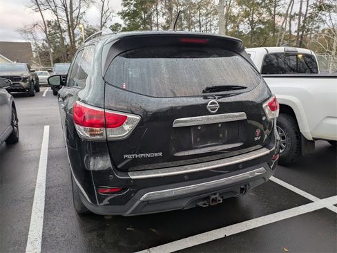 Used 2015 Nissan Pathfinder SV image 4