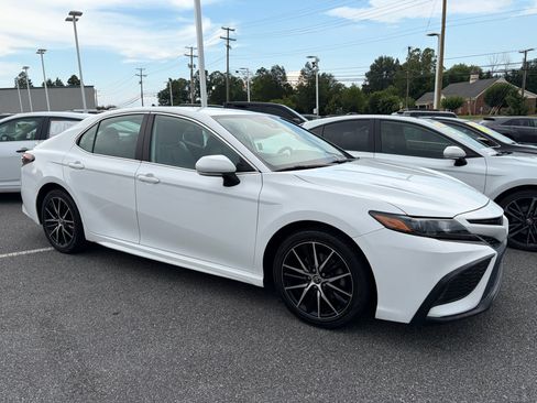 Used 2022 Toyota Camry SE FWD image 1