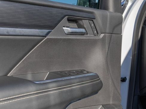 Used 2025 GMC Acadia Elevation image 17