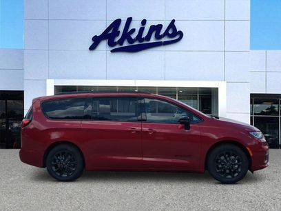 New 2025 Chrysler Pacifica Select