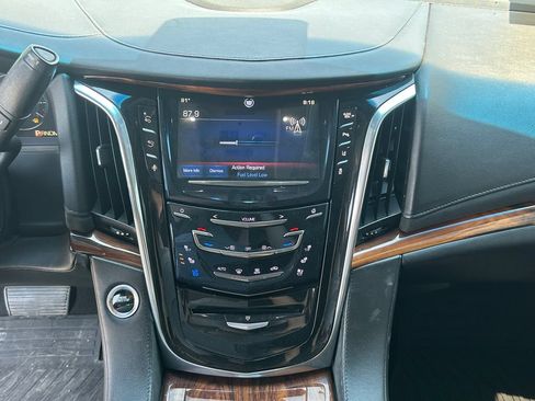 Used 2015 Cadillac Escalade Luxury AWD/4WD image 13