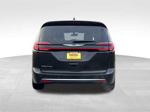 Used 2024 Chrysler Pacifica Touring-L image 6