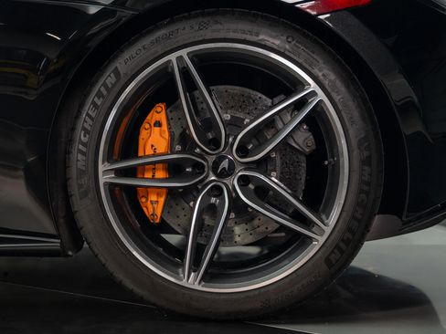 Used 2019 McLaren 570S Spider image 23