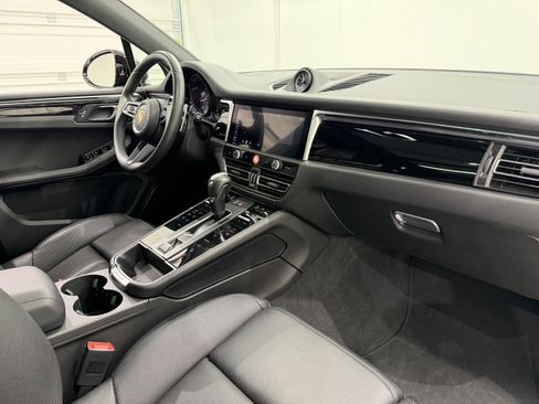 Certified 2025 Porsche Macan image 24