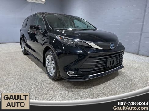 Certified 2024 Toyota Sienna XLE image 1