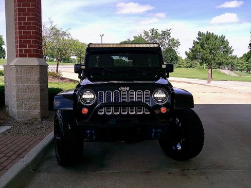 Used 2017 Jeep Wrangler Unlimited Sahara w/ Connectivity Group AWD/4WD image 4