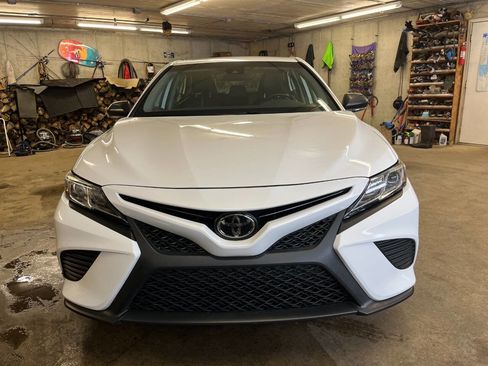 Used 2020 Toyota Camry SE image 2