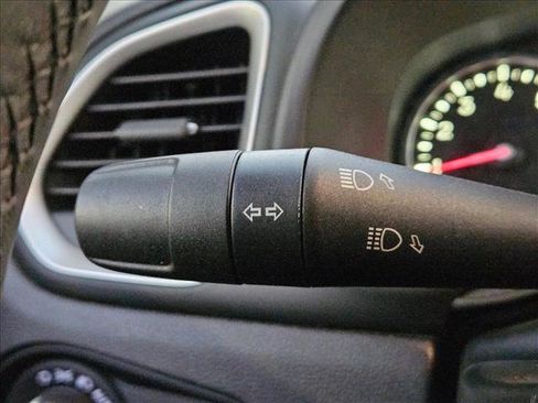 Used 2020 Jeep Renegade Latitude image 15