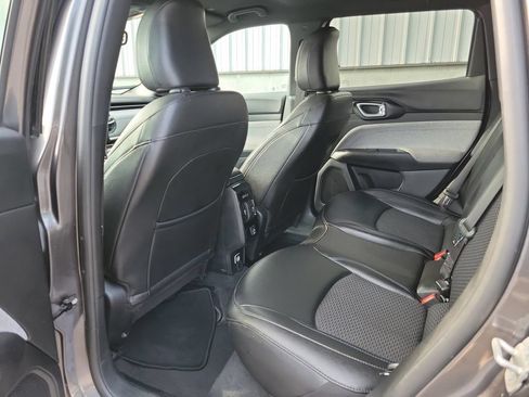 Used 2024 Jeep Compass Latitude AWD/4WD image 16