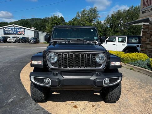 Used 2024 Jeep Gladiator Sport AWD/4WD image 2