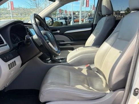Certified 2018 Toyota Highlander XLE w/ Carpet Mat Package (TMS) AWD/4WD image 19