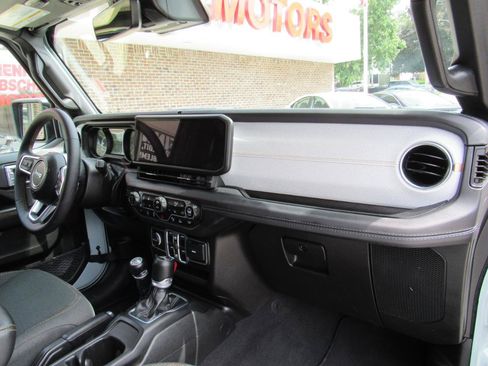 Used 2024 Jeep Wrangler Unlimited Sahara w/ Technology Group AWD/4WD image 31