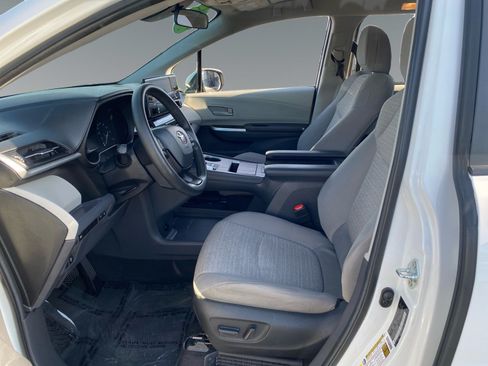 Used 2024 Toyota Sienna LE AWD/4WD image 9