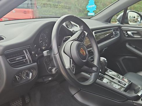 Used 2023 Porsche Macan image 10
