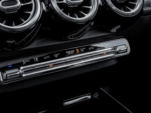 Used 2021 Mercedes-Benz GLB 250 4MATIC w/ Premium Package image 28