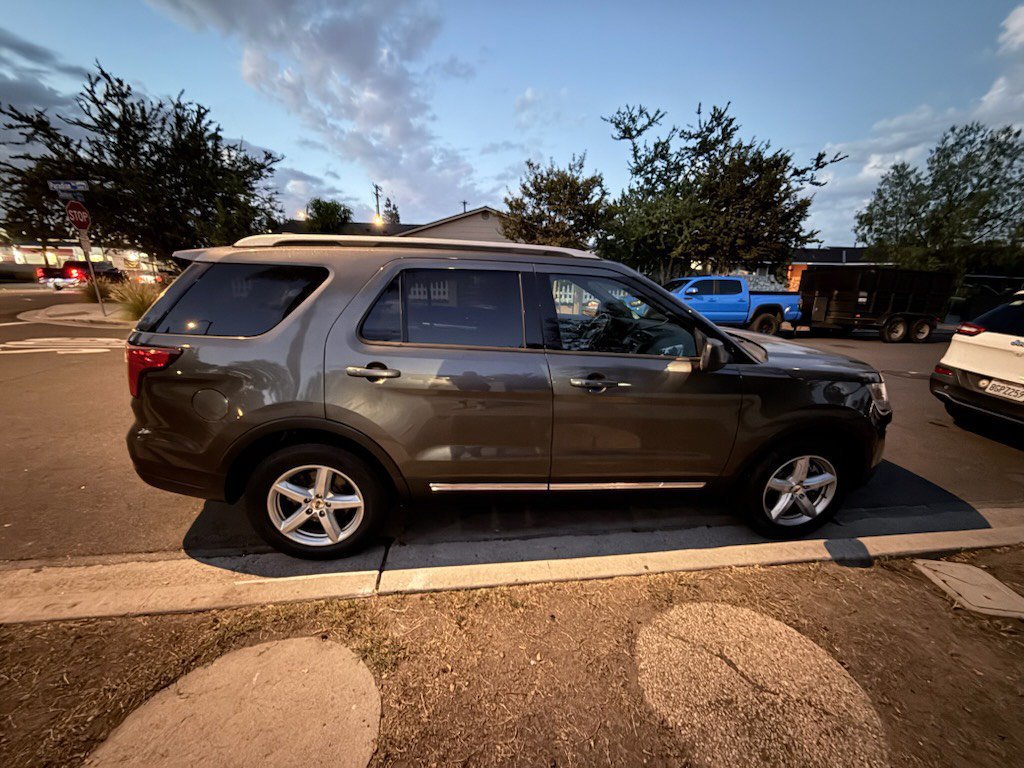 Used 2018 Ford Explorer XLT FWD image 3