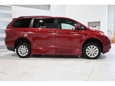 Used 2015 Toyota Sienna XLE Premium FWD image 5