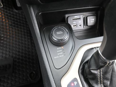 Used 2016 Jeep Cherokee Latitude w/ Safety/Convenience Group AWD/4WD image 19