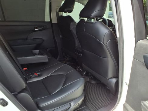 Certified 2024 Toyota Highlander XLE FWD image 23