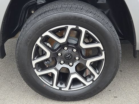 Used 2025 RAM 1500 Laramie AWD/4WD image 7