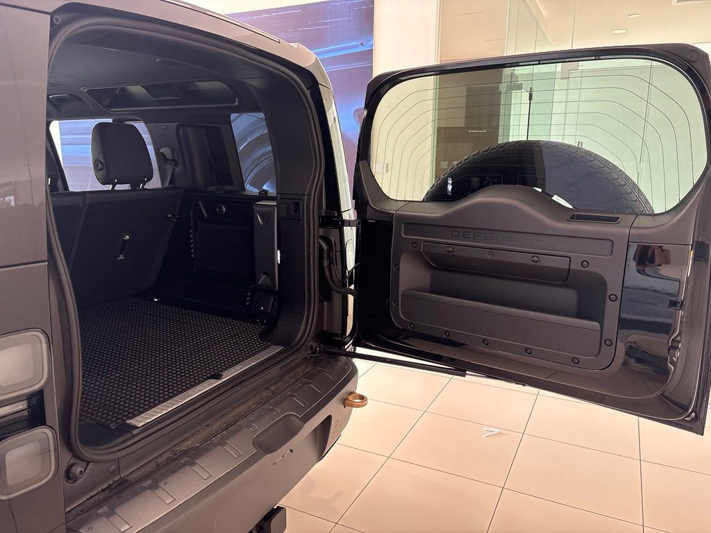 New 2026 Land Rover Defender 110 AWD/4WD image 15