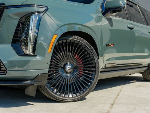 Used 2025 Cadillac Escalade V w/ LPO, ONYX Package AWD/4WD image 30