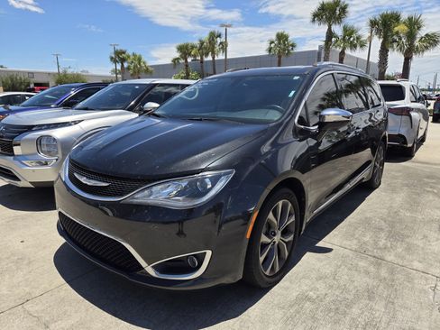 Used 2017 Chrysler Pacifica Limited w/ Tire & Wheel Group FWD image 3