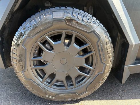 Used 2024 Tesla Cybertruck AWD Crew Cab image 5
