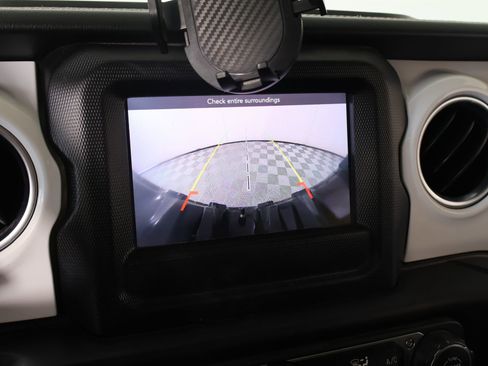 Used 2019 Jeep Wrangler Unlimited Sahara image 6