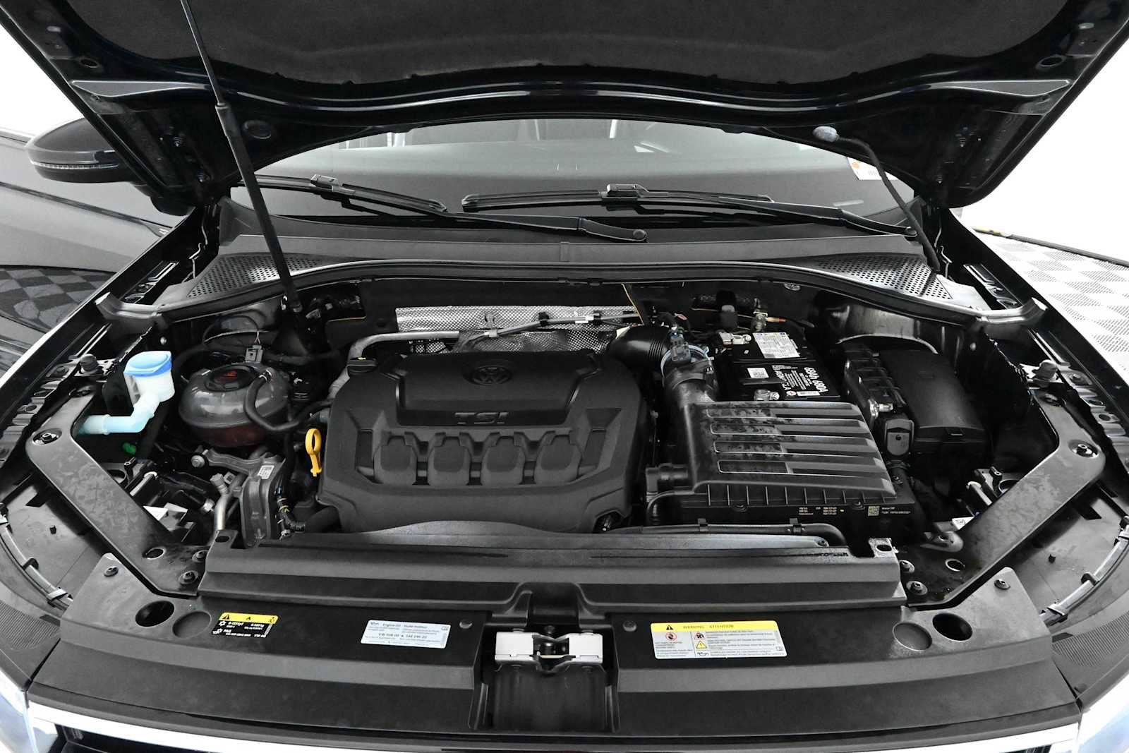Certified 2023 Volkswagen Tiguan SE R-Line FWD image 31