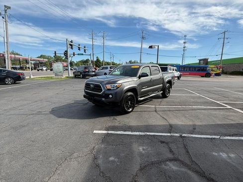 Used 2018 Toyota Tacoma SR5 RWD image 6