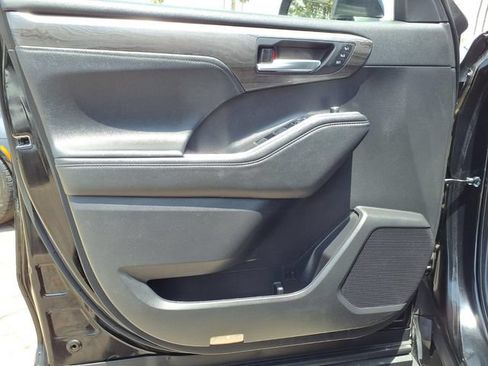 Used 2023 Toyota Highlander Platinum AWD/4WD image 18