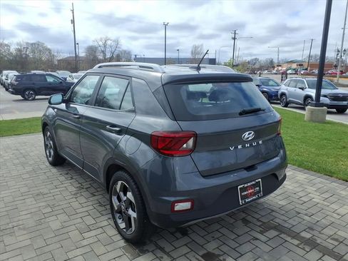 Used 2025 Hyundai Venue SEL FWD image 5