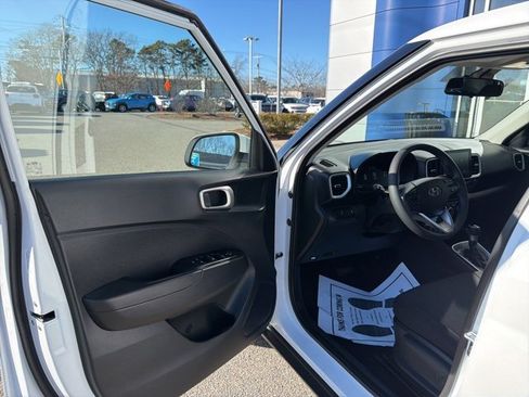 Certified 2025 Hyundai Venue SE image 10
