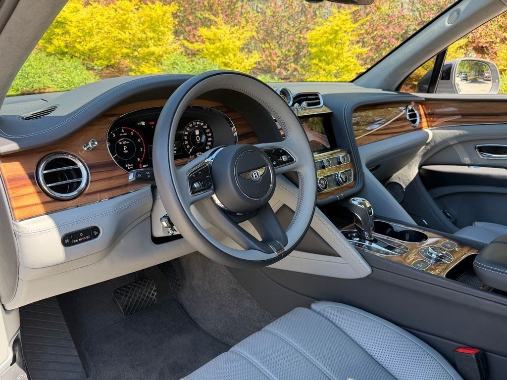 Certified 2025 Bentley Bentayga AWD/4WD image 17